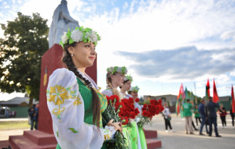 Фото: Гости Дня белорусской письменности возложили венки к мемориалам в Добруше