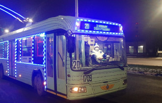 Фото:  В Гомеле можно прокатиться на праздничном троллейбусе