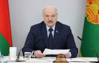 Фото: "Мир ломается на колено, а мы тут рассуждаем". Лукашенко готов дать руководителям в АПК любые полномочия