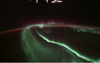 Фото: NASA показало cеверное сияние из космоса