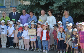 Фото: Гомельский горсовет и ООО «Экосим» вручили сертификат на 5000 рублей малышам с нарушениями зрения