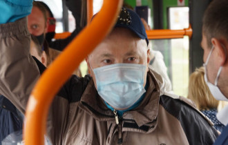 Фото: Раздавал маски: Александра Солодуху заметили в гомельском автобусе