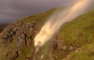 Фото: Ветер сменил направление водопада в Великобритании