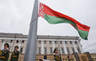 Фото: В Гомеле на площади Ленина торжественно подняли Государственный флаг