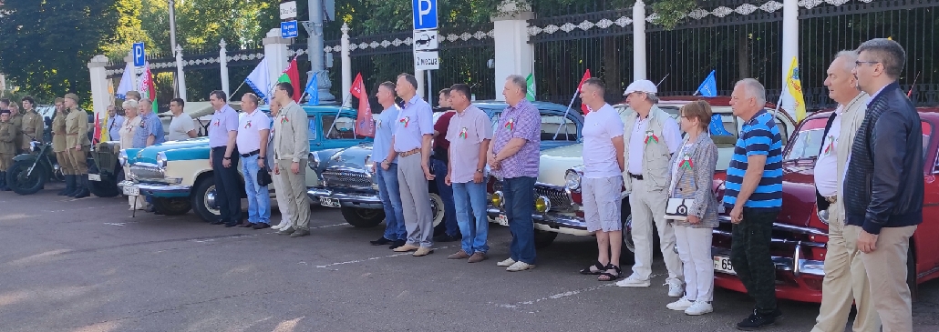 Уникальные автомобили стартовали на площади Ленина в Гомеле