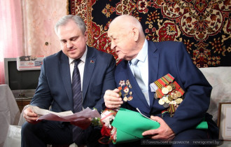 Фото: В Гомеле со 100-летним юбилеем поздравили ветерана Олега Плиндова