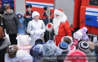 Фото: Дед Мороз подарил гомельским школьникам огнетушитель