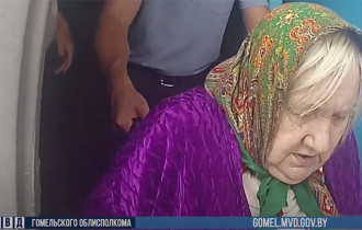 Фото: В Хойниках милиционеры помогли пожилой женщине попасть домой