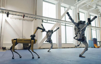 Фото: Роботы Boston Dynamics станцевали вчетвером в канун Нового года