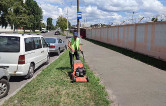 Фото: На Могилёвской косили траву у остановок: «Чистый четверг» проходит на Гомельстройматериалах