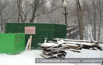 Фото: В гомельском парке закрыт мост через лебяжий пруд