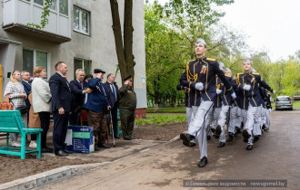 Фото: Парад под окном. Ветеран Великой Отечественной войны Олег Плиндов принимал сегодня поздравления