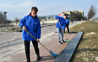 Фото: Молодежь Гомеля приняла участие в акции по благоустройству, приуроченную к 78-й годовщине Хатынской трагедии