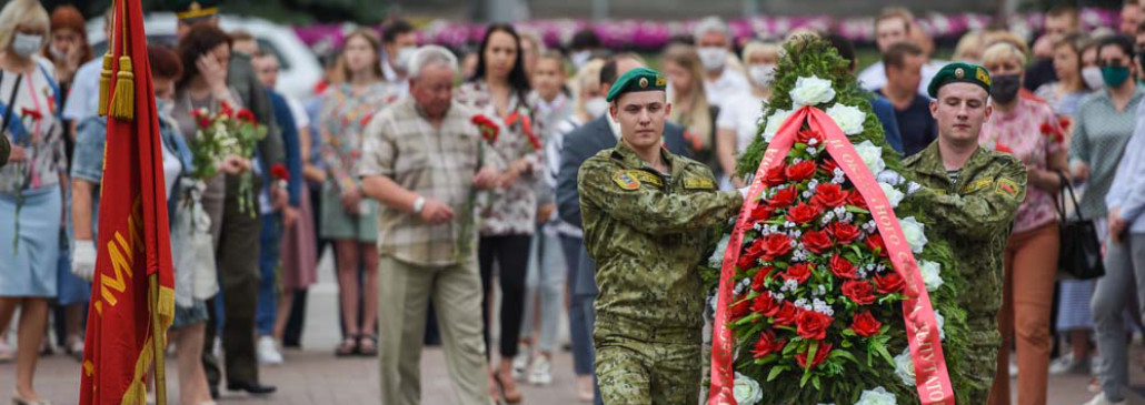 В Гомеле у Вечного огня на площади Труда возложили цветы и венки 
