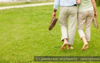 Фото: Медики рекомендуют в жару чаще гулять босиком по траве