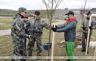 Фото: Лукашенко в день субботника высаживает деревья на своей малой родине в Александрии