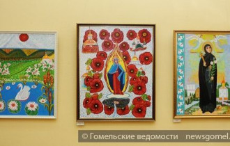 Фото: Выставка авторских икон проходит в библиотеке Гомеля