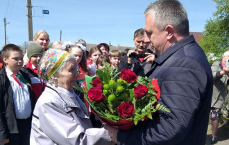 Фото: Иван Крупко поздравил ветерана Великой Отечественной войны Наталью Евстратовскую