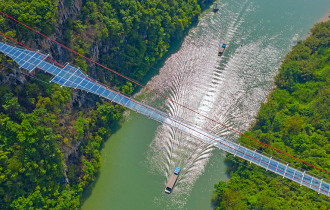 Фото: Самый длинный в мире подвесной стеклянный мост появился в Китае