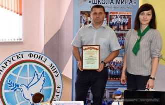 Фото: В Гомеле сотрудник милиции передал школе сертификат на 1000 рублей