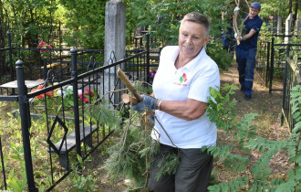 Фото: Гомельчане помогают убирать сломанные ветром деревья на кладбище в Осовцах