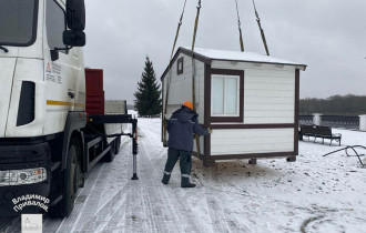 Фото: В Гомеле на набережной начали устанавливать домики для праздничной торговли