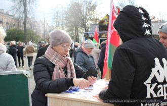 Фото: В Гомеле продолжается сбор подписей в поддержку выдвижения кандидатов в Президенты