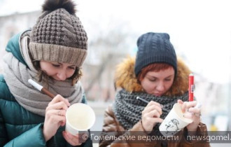 Фото: "Гомельские ведомости" согревали прохожих чаем