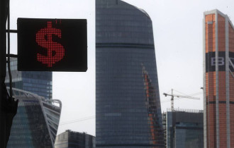 Фото: Курс доллара в Москве опустился ниже 58 российских рублей впервые с апреля 2018 года