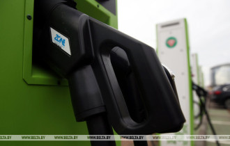 Фото: ГАИ: ПДД запрещают парковаться на местах для зарядки электромобилей