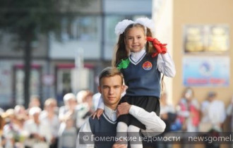 Фото: С 1 сентября поздравил школьников председатель горсовета депутатов Иван Бородинчик