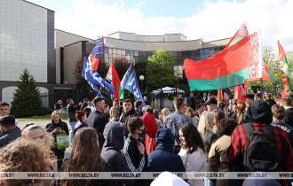 Фото: РЕПОРТАЖ: "Здесь уровень лицемерия зашкаливает". Неравнодушные белорусы собрались на акцию у посольства Украины