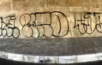 Фото: Двое минчан разрисовали стены под мостом на Немиге и попали на кругленькую сумму (ВИДЕО)