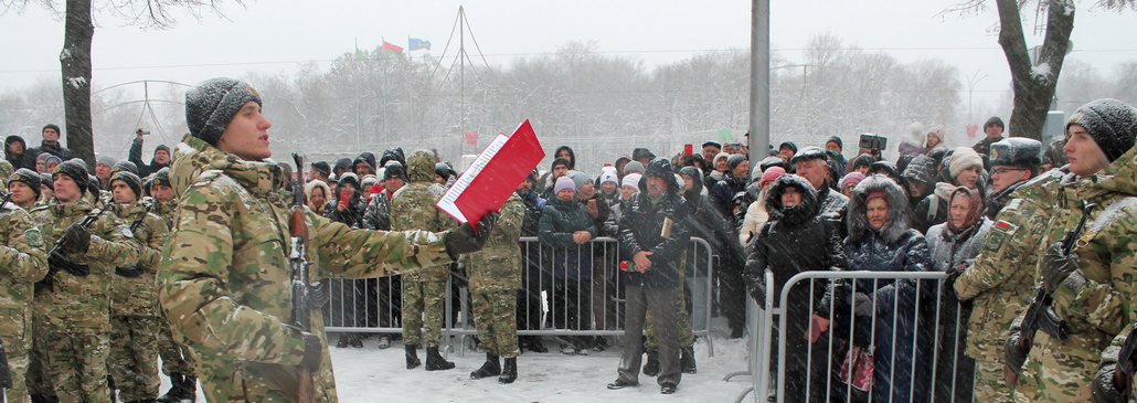 В центре Гомеля военнослужащие 6-й отдельной специальной милицейской бригады внутренних войск МВД Республики Беларусь приняли Военную присягу