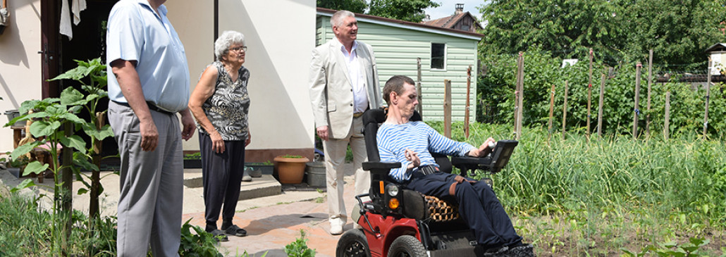 Чужих проблем не бывает: инвалид Михаил Суменков благодаря депутатам горсовета получил аккумуляторы для коляски