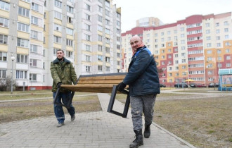 Фото: На Мазурова устанавливают скамейки и убирают территорию