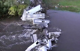 Фото: В США грузовой поезд упал в реку с обрушившегося моста