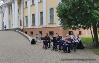 Фото: Ренессанс – у дворца Румянцевых и Паскевичей