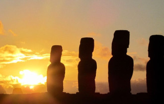 Фото: ЮНЕСКО: пожар повредил более 170 древних статуй-монолитов на острове Пасхи в Чили