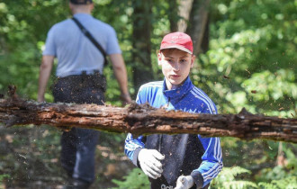 Фото: Благое дело: шефство над «Партизанской криничкой» под Гомелем взяли подростки