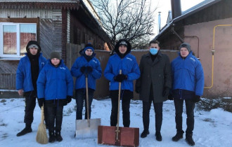 Фото: #Чистыйдвор: активисты БелГУТа и СШ № 33 помогли гомельчанке Евдокии Егоровне