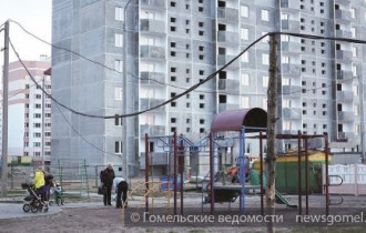 Фото: Гомельчане жалуются: над детской площадкой свисают провода