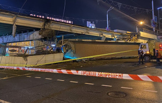 Фото: В Минске обрушилась пешеходная часть моста через ул.Немига