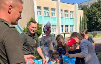 Фото: В Гомеле офицеры и курсанты помогают собирать детей к школе