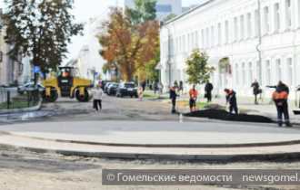 Фото: В Гомеле мотоциклист наехал на одно из «колец» на улице Кирова и опрокинулся