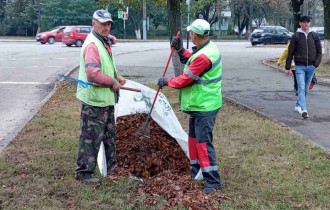 Фото: Убирали листву по улице 50 лет Завода Гомсельмаш в «Чистый четверг» работники Гомельстройматериалов