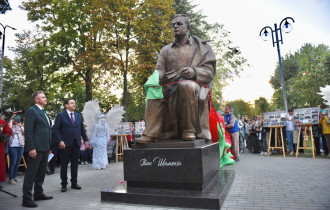 Фото: Памятник народному писателю Беларуси Ивану Шамякину открыли в Добруше