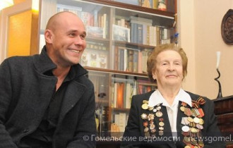 Фото: Ветерана войны в Гомеле поздравил актёр Максим Аверин