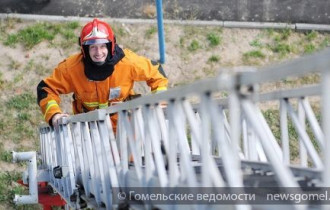 Фото: Футболисты "Гомеля" попробовали себя в роли пожарных