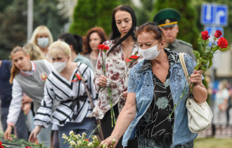 Фото: В Гомеле у Вечного огня на площади Труда возложили цветы и венки 